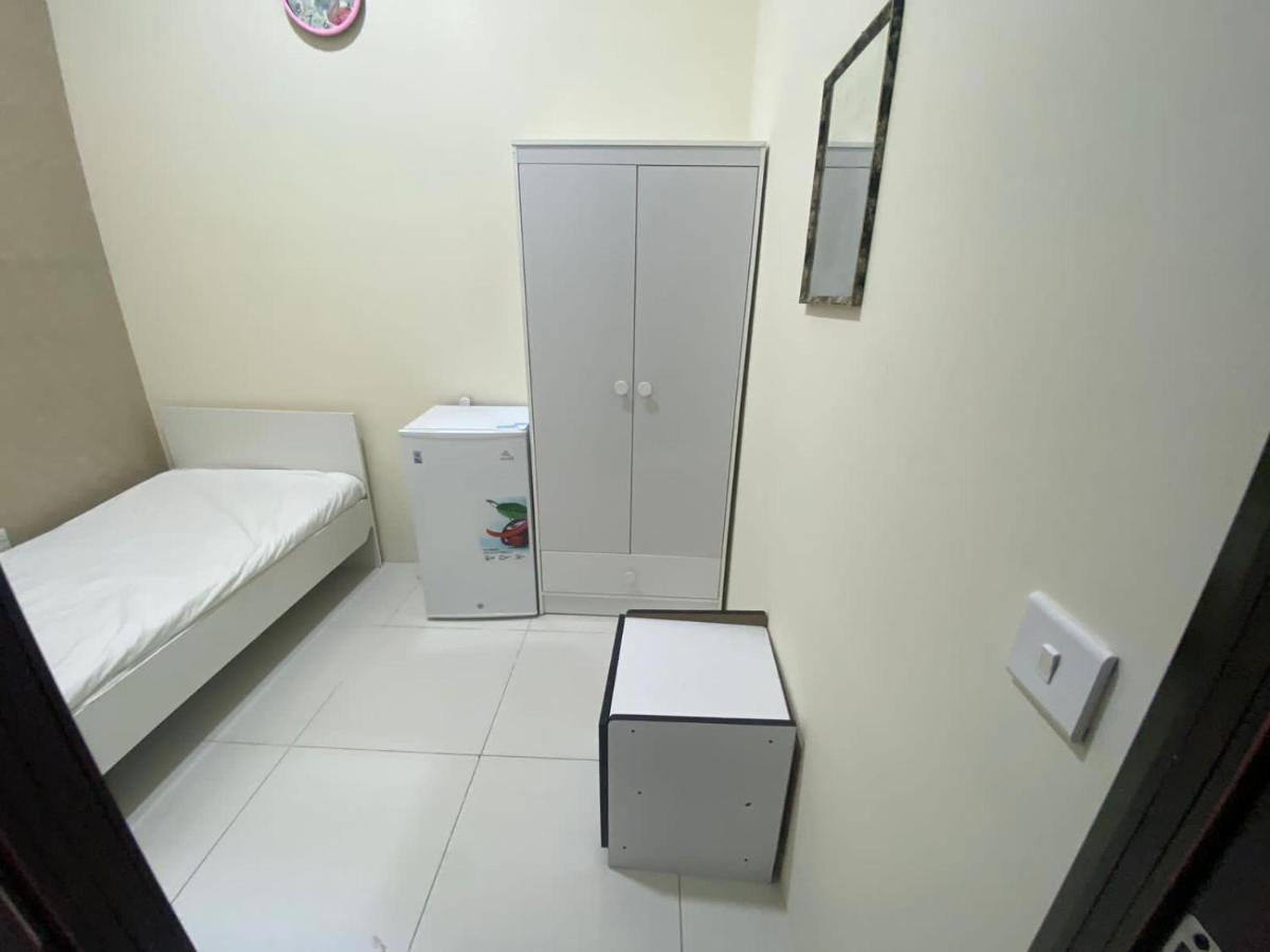 Small Budget Rooms For 'Girls' Only In Dubai, Marina Exteriör bild
