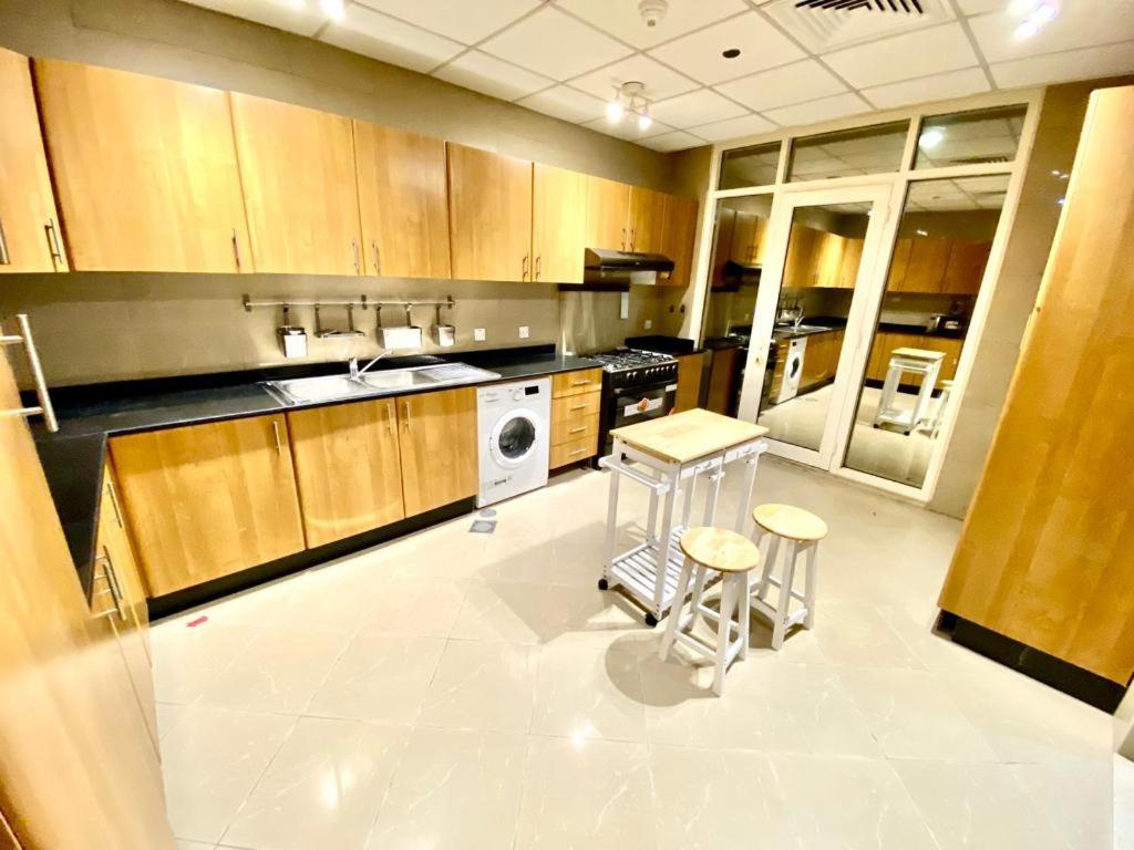 Small Budget Rooms For 'Girls' Only In Dubai, Marina Exteriör bild