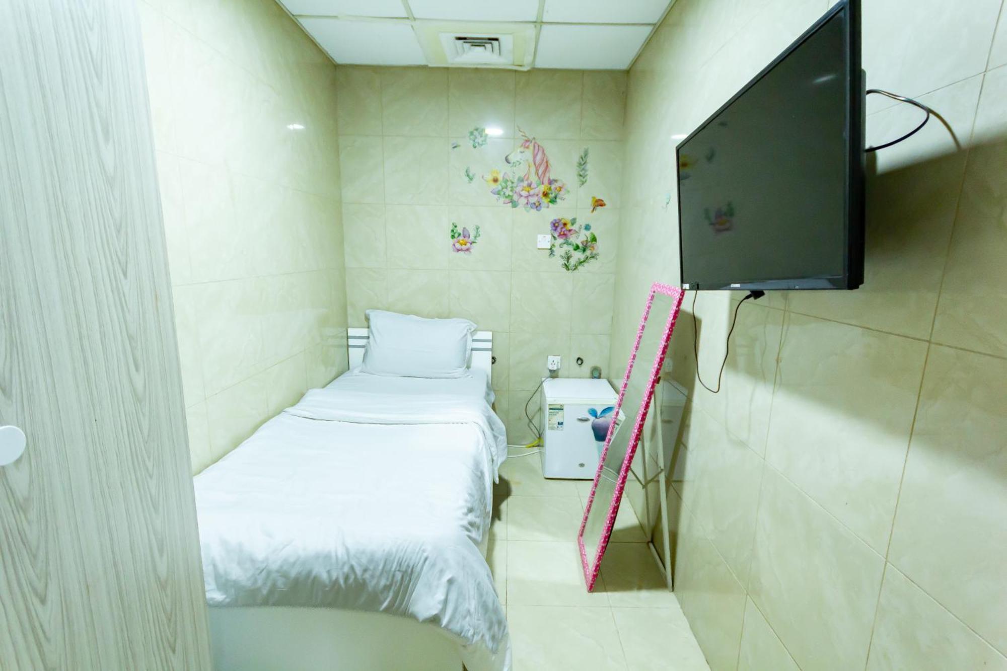 Small Budget Rooms For 'Girls' Only In Dubai, Marina Exteriör bild