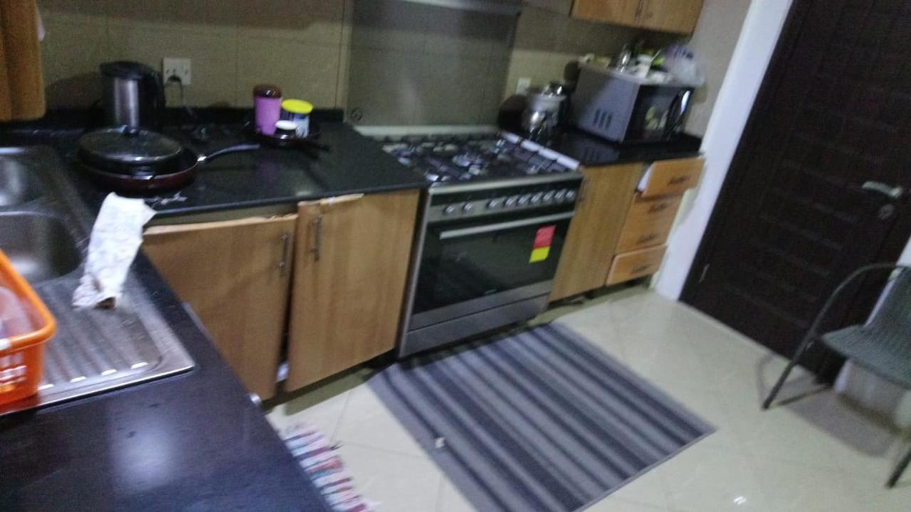 Small Budget Rooms For 'Girls' Only In Dubai, Marina Exteriör bild